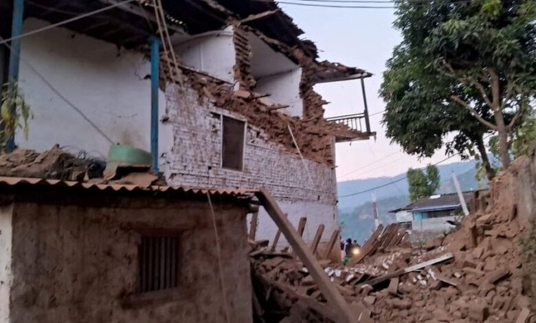 Nepaldakı zəlzələdə 128 nəfərin öldüyü bildirilir