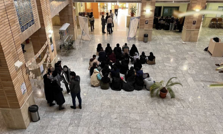 Tehranda Behişti Universitetinin tələbələri tətil edir