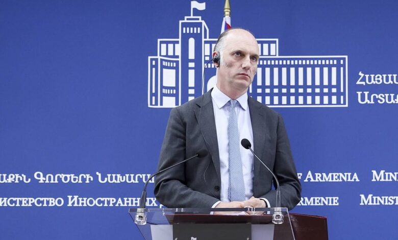 Vəkillər Britaniyadan gələn nazirlə görüşüblər