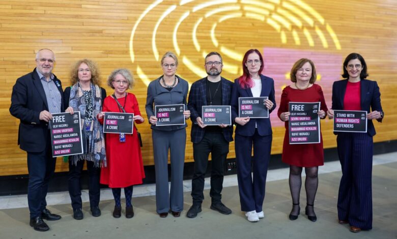 Avropalı deputatlar Azərbaycanda həbsdə olan jurnalistlərin yanında olduqlarını göstərdilər