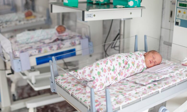 Azərbaycanda ölkə əhalisinin təxminən 5 faizi sərhədlərin bağlı qaldığı dövrdə dünyaya gəlib