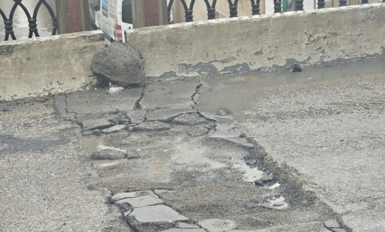 Bakıda körpünün asfaltı sıradan çıxıb
