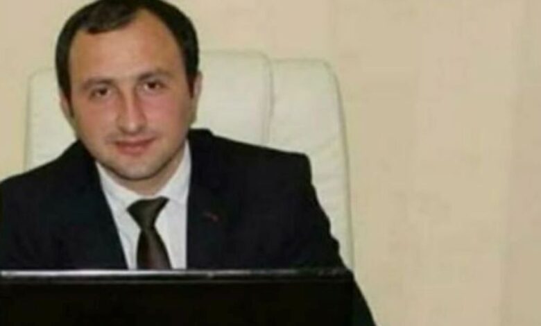 Həbsdəki jurnalistin qardaşı: “Üstünə qaynar su töküb, özünə qəsd eləyib”