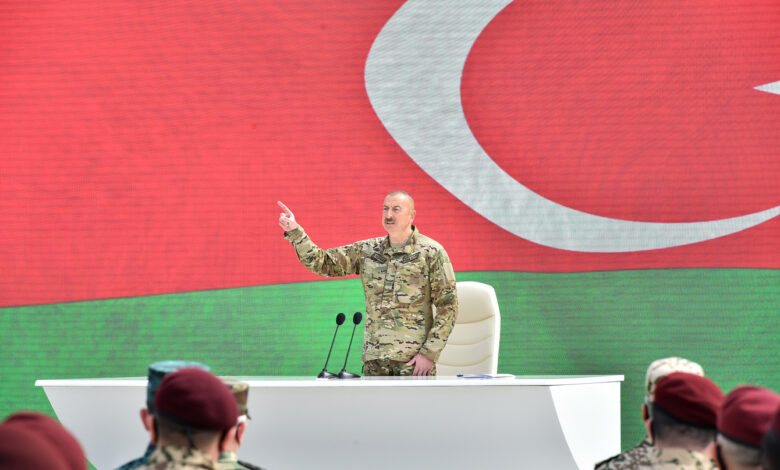 İlham Əliyev zirvədə əyləşib