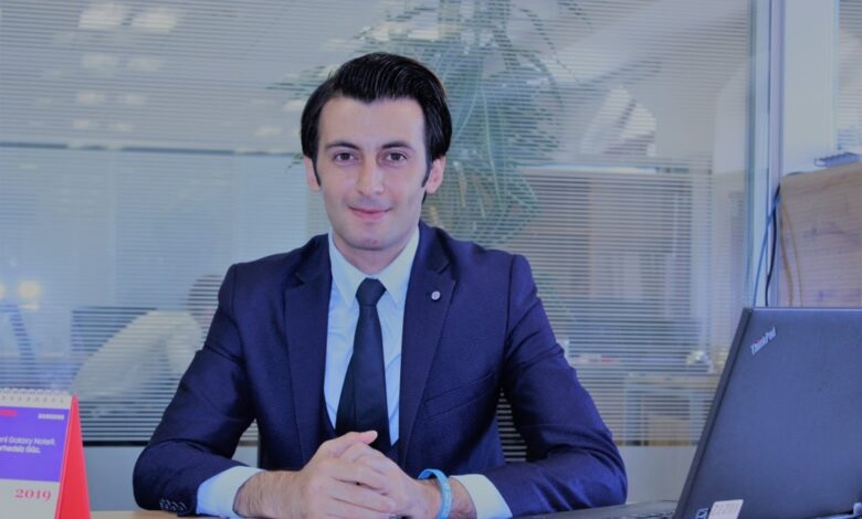 Külli miqdarda yeyinti iddiasında Qarabağla bağlı filmin də adı keçib: YAP-ın Gənclər Birliyinin üzvünə 12 il həbs tələb olunub