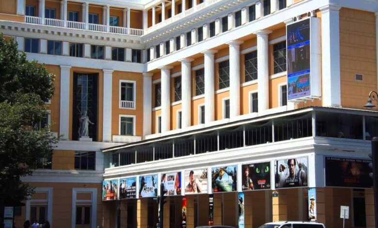 Rejissor “Nizami” kinoteatrından pulunu ala bilmədiyini deyir