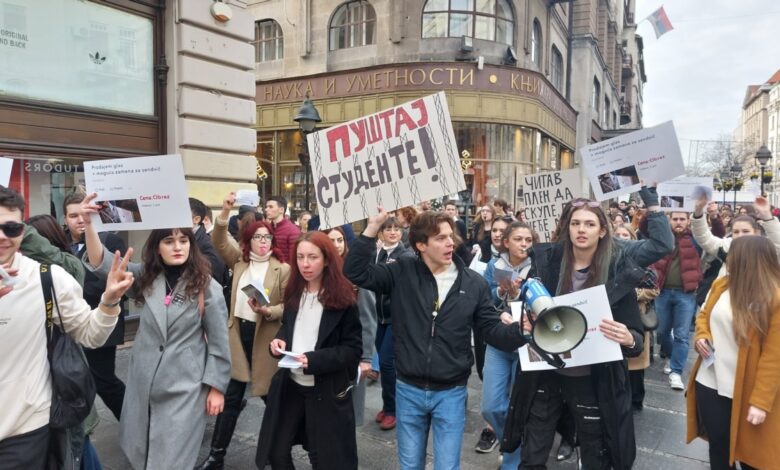 Serbiyada müxalifət tərəfdarları oturaq tətil edirlər