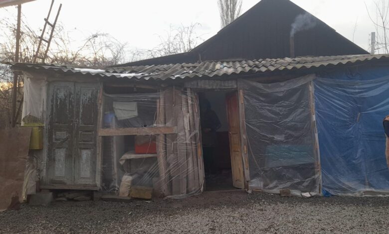 45 ildir ki, palçıq daxmada yaşayan ailə: “Burada məmurlar yaşayar?”