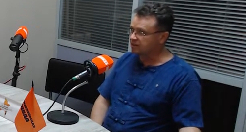Maskalı adamlar “Kavkazski uzel”in jurnalistinin ailəsinə hədə-qorxu gəliblər
