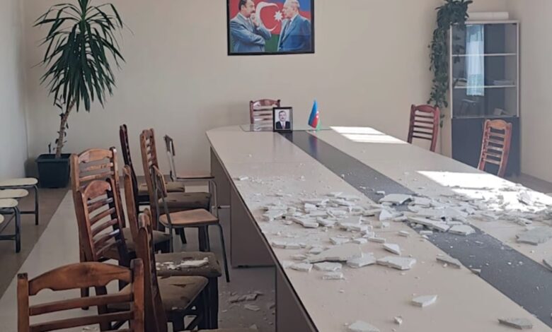 Məktəbdə tədbir vaxtı tavanın suvağı tökülüb