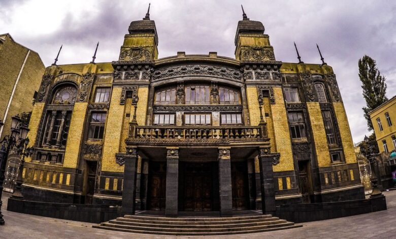Teatr və kino rəssamları təhqir edildiklərini və işdən çıxarıldıqlarını deyirlər