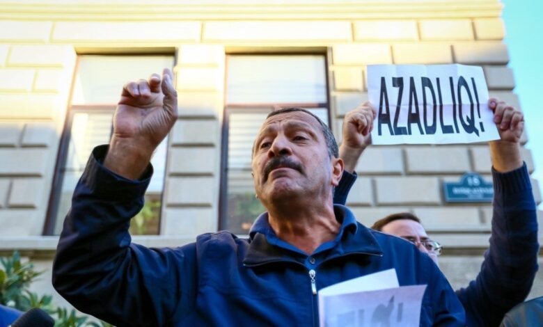 Tofiq Yaqublunun məhkəməsində qalmaqal: siyasətçi zaldan çıxarıldı