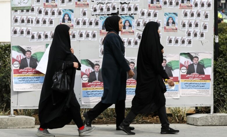 Onlarla tanınmış iranlı 'səhnələşdirilən' seçkiləri boykot etməyə çağırır