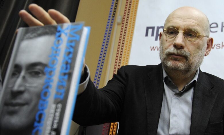 Rusiyada Boris Akunin barəsində qiyabi həbs qərarı çıxarılıb