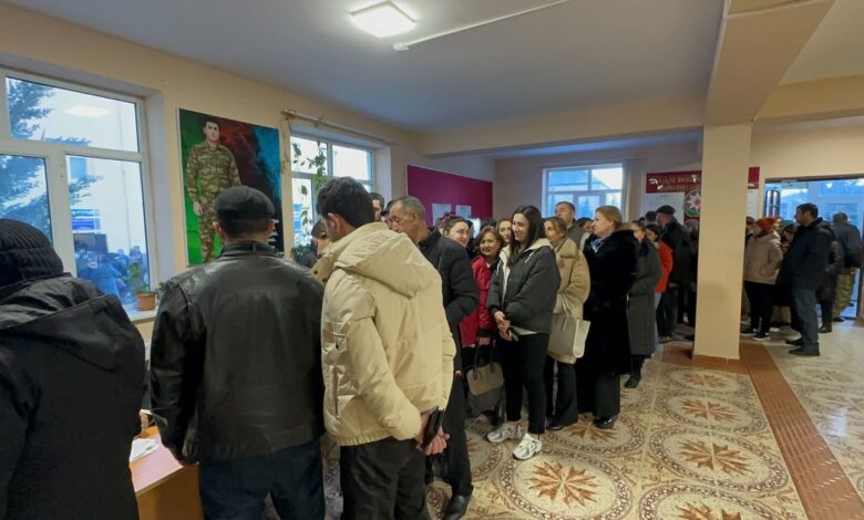 Seçki məntəqələrində jurnalistlərin fəaliyyətinə maneə yaradılır