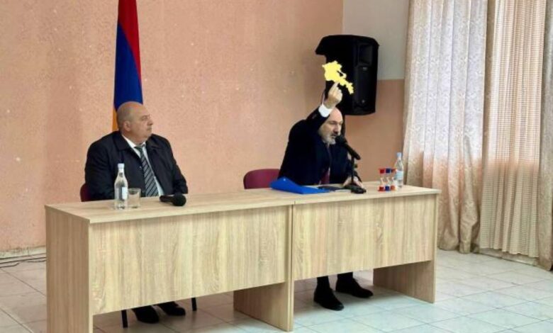 Paşinyan mətbuat konfransında göstərdiyi xəritənin maketini Tavuşa aparıb