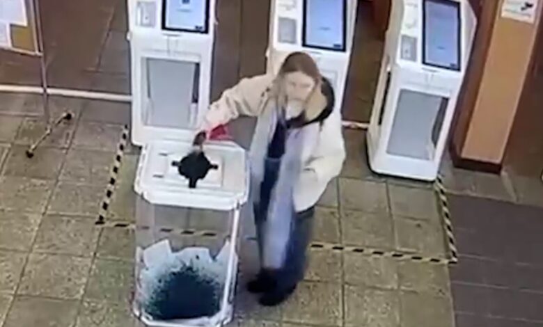 Rusiyada seçki qutusuna boya tökən qız 5 ilədək həbs oluna bilər