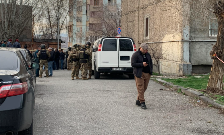 Yerevan polis idarəsinə basqın. Yaralılar var
