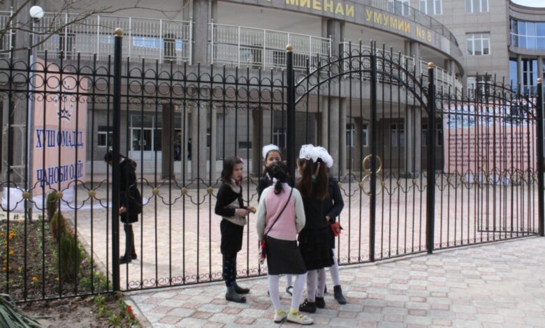 Qızını məktəbə buraxmamaqda günahlandırılan xadimə cərimələnib