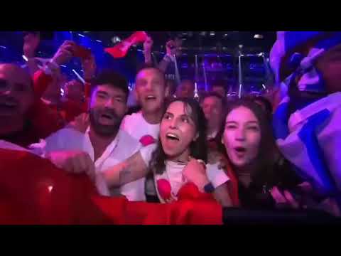 "Avroviziya-2024”ün qalibi isveçrəli Nemo qazandığı şüşə mikrofonu səhnədəcə belə sındırdı