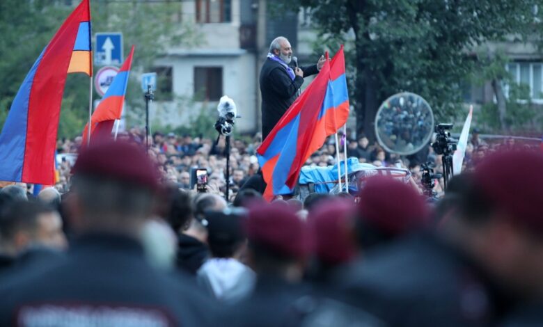 Etirazçılar arxiyepiskop Qalstanyanı baş nazir vəzifəsinə irəli sürüb