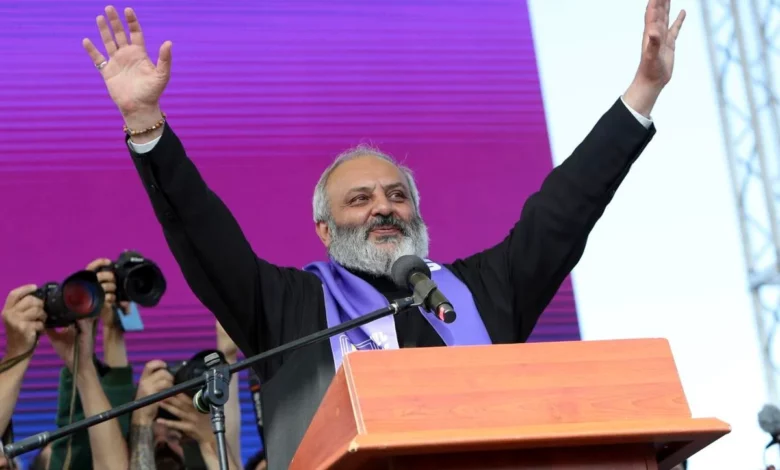 Etirazçılar arxiyepiskopu Baş nazir vəzifəsinə irəli sürüb