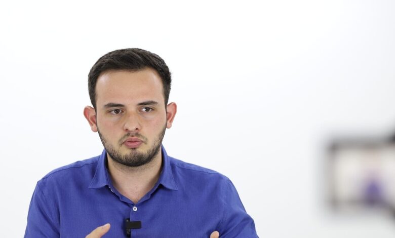 Fərid Mehralızadənin zorla avtomobilə qoyularaq polisə aparıldığı bildirilir