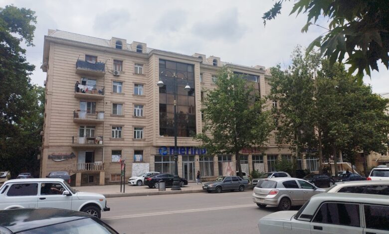Gəncə: Heydər Əliyev prospektindəki “üstü bəzək” bina