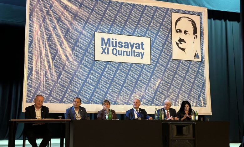 İsa Qəmbər yenidən Müsavatın başqanı seçilib