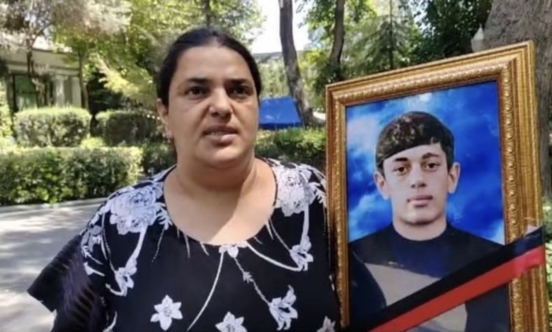 Ana məktəbli oğlunun qəsdən öldürüldüyünü iddia edir