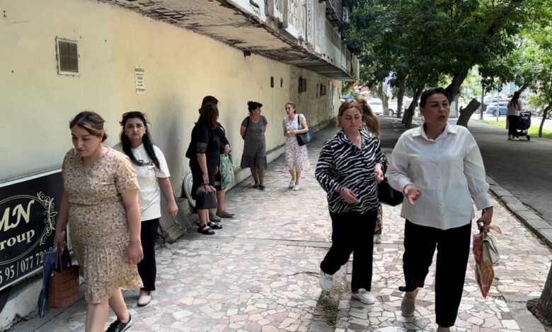 Müəllimlərin nazirliyin qarşısında aksiyası: “Sertifikasiya qeyri-şəffaf keçirilib”