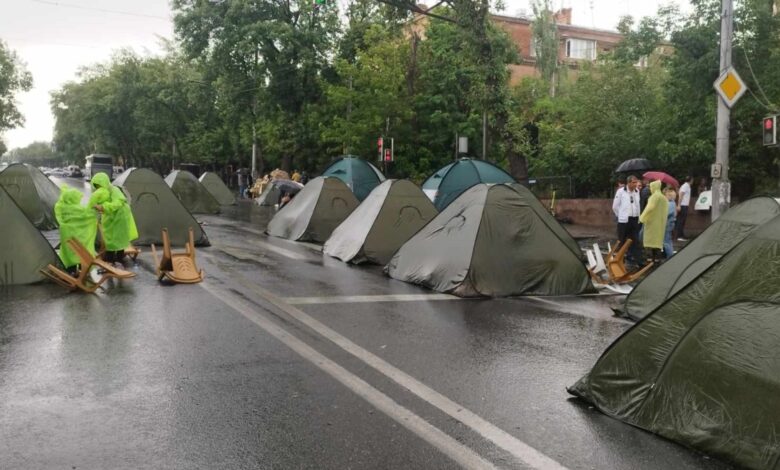 Yerevanda etirazçılar parlamentin qarşısında çadırlar qurublar
