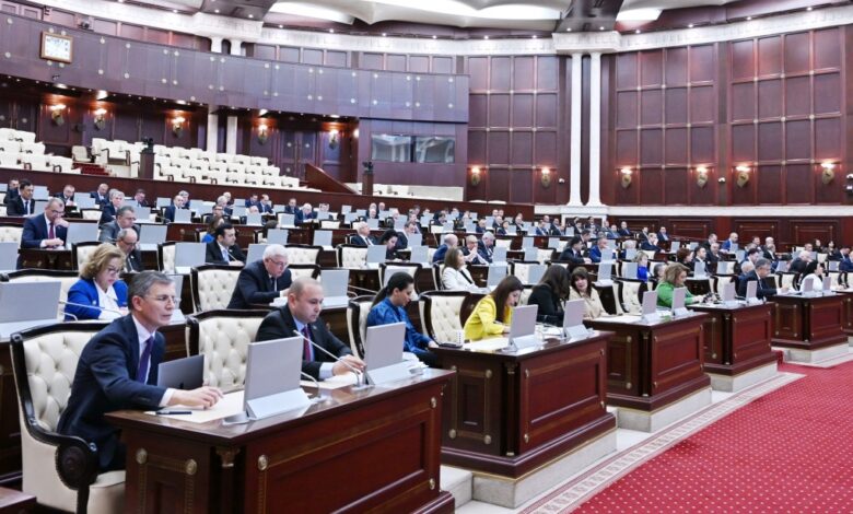 Ələ və sözəbaxan parlament