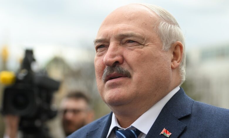 Lukaşenko ağır xəstə siyasi məhbusları azadlığa buraxacağını deyir