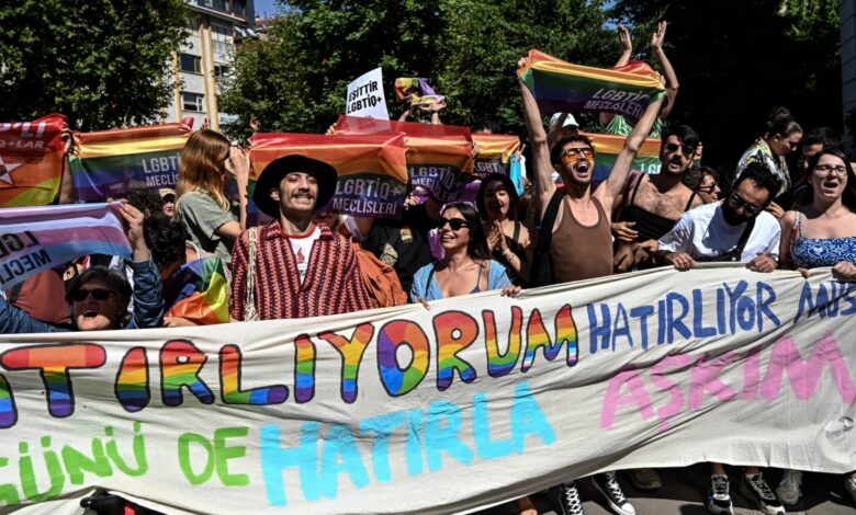 Türkiyədə LGBT paradında azı 15 etirazçı saxlanıb