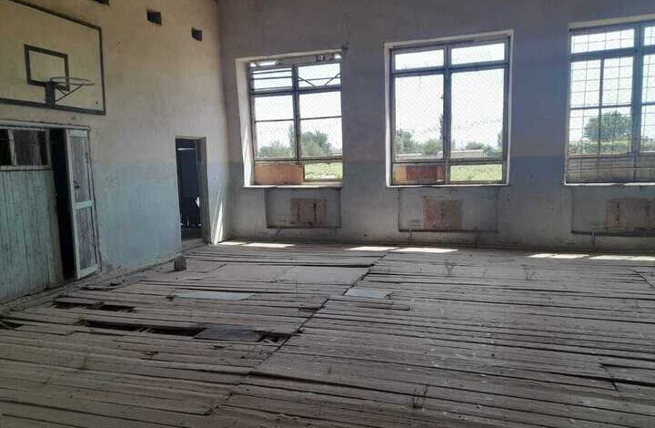 Vaxtilə xeyriyyəçilərin saxladığı məktəb indi dağılır