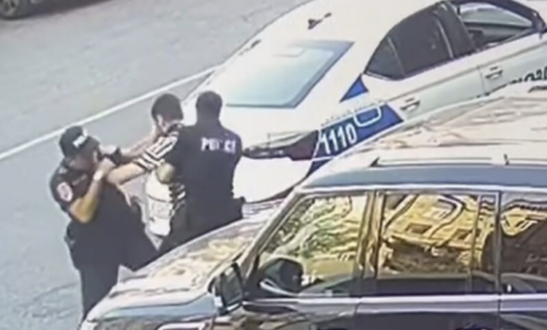 Ermənistanda polis qaydanı pozmuş şəxsi döyməkdə və təhqir etməkdə ittiham olunur
