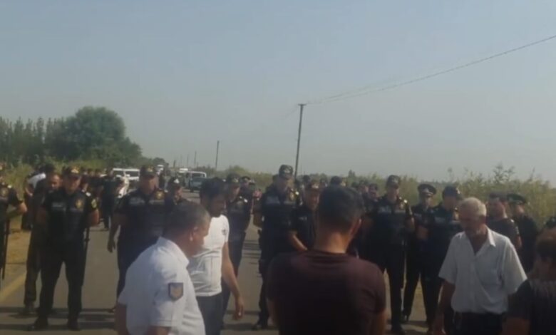İtkin düşən uşağın yaxınları yolu bağlayıblar