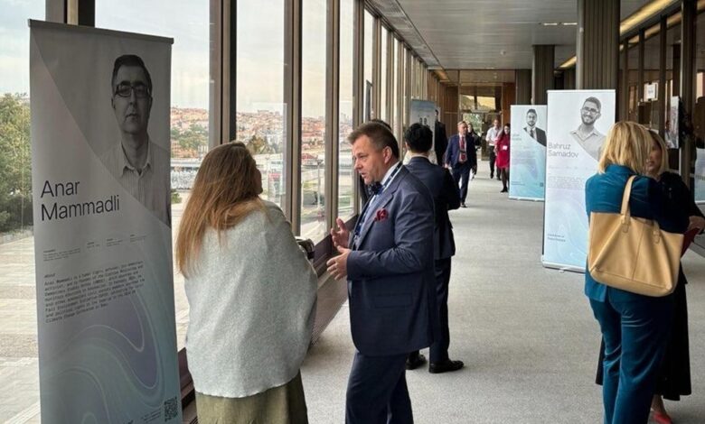 Azərbaycandakı siyasi məhbusların stendi Praqa konfransında