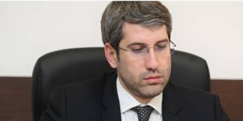 Ermənistanın ədliyyə naziri Köçəryanın qızı ilə fotosu yayıldıqdan sonra istefa verib