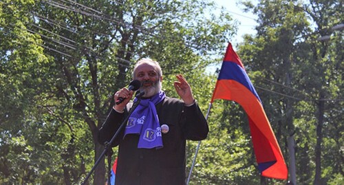 Qalstanyan hakimiyyət partiyasını Ermənistan dövləti əleyhinə cinayətlərdə ittiham edib