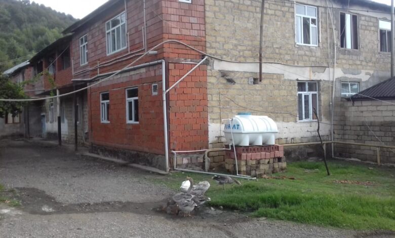 Rvo kəndindəki iki binanın sakinləri mavi yanacaq tələb edir