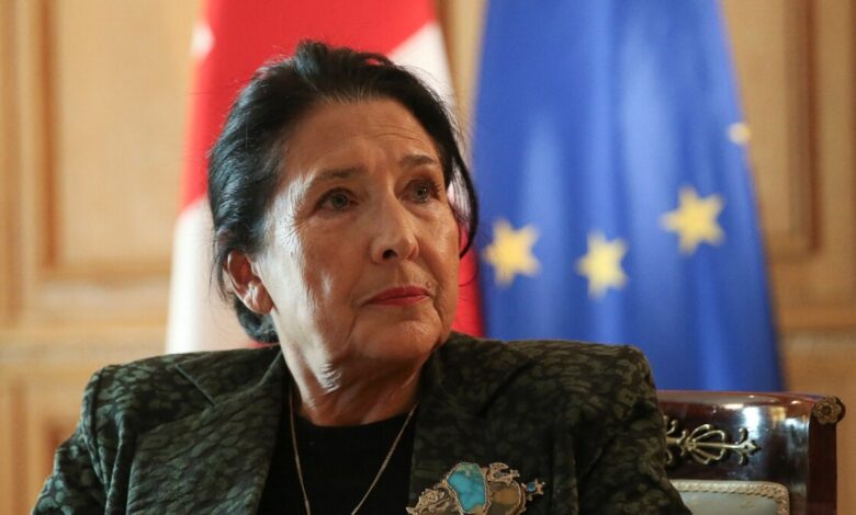 'Gürcü arzusu'nun ölkəni zəbt etdiyini deyən Zurabişvili yeni seçkilərin keçirilməsinə çağırıb