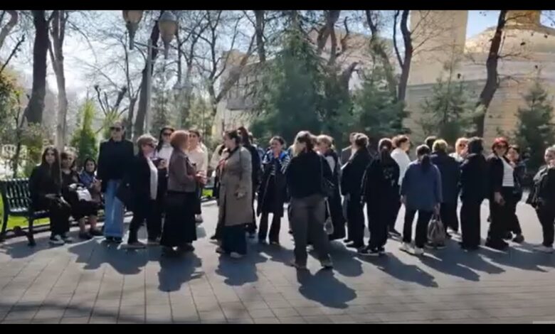 40 İLİN MÜƏLLİMLƏRİ PREZİDENT APARATININ QARŞISINDA ETİRAZ AKSİYASI KEÇİRDİLƏR